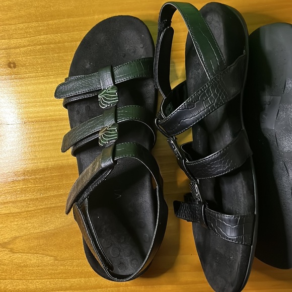 Vionic Amber with orthaheel in Black croc texture - Picture 4 of 5